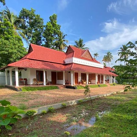The Royal Island Hotel Mundrothuruth Buitenkant foto