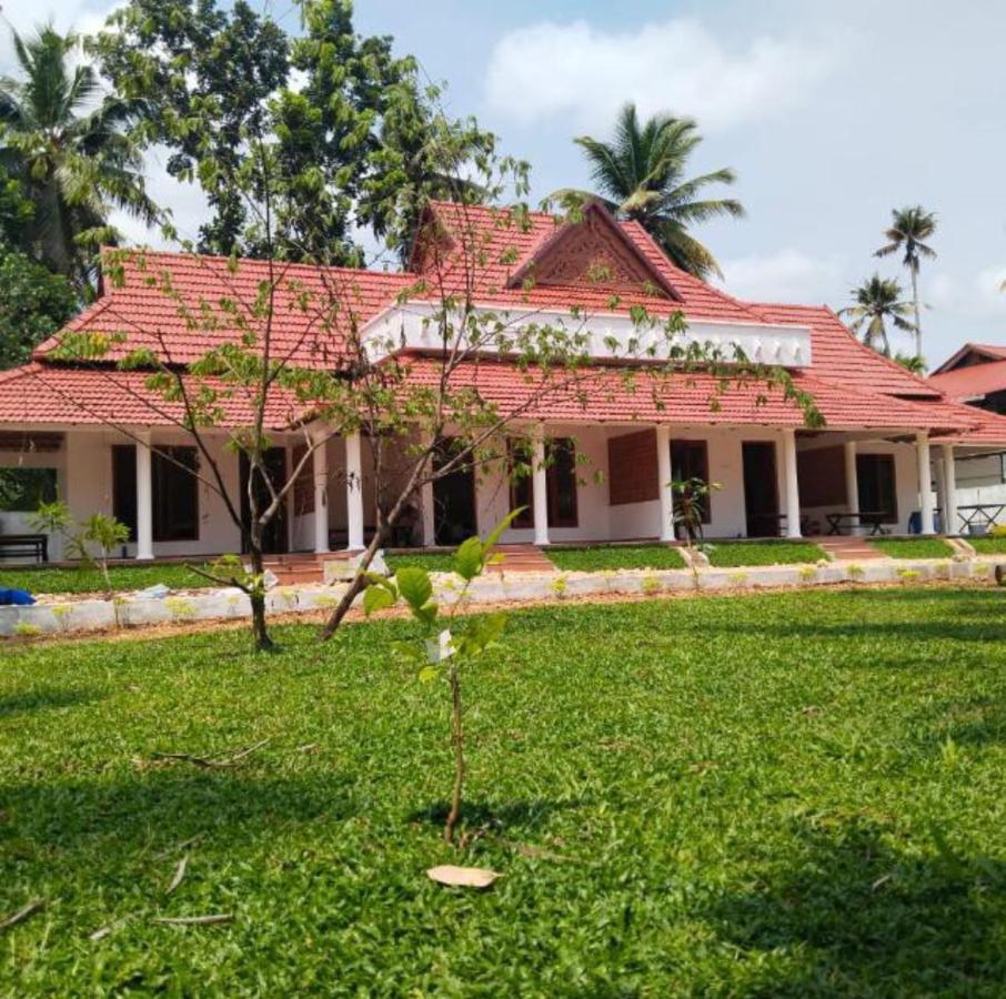 The Royal Island Hotel Mundrothuruth Buitenkant foto