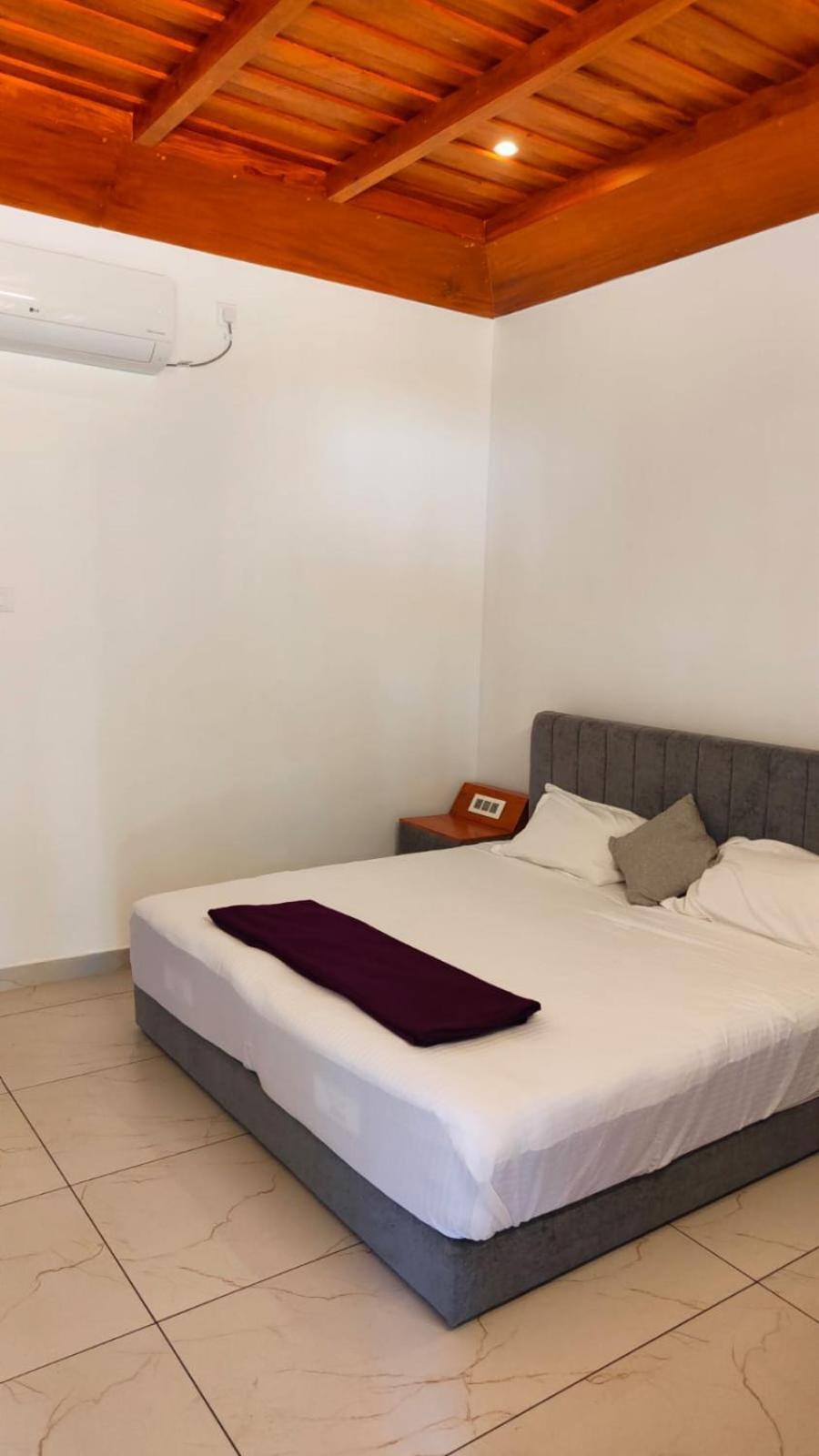 The Royal Island Hotel Mundrothuruth Buitenkant foto