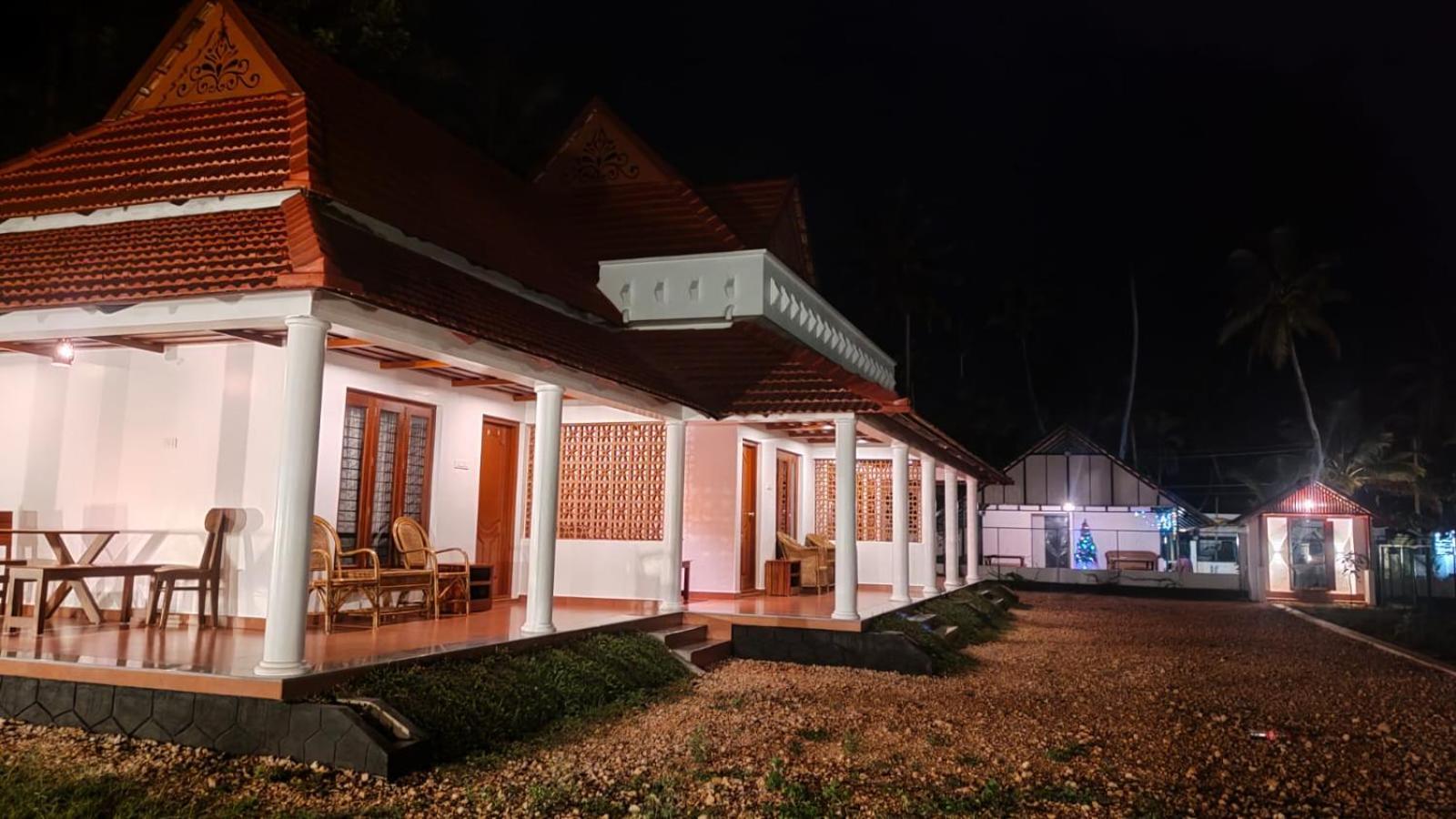 The Royal Island Hotel Mundrothuruth Buitenkant foto
