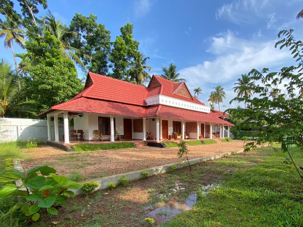 The Royal Island Hotel Mundrothuruth Buitenkant foto